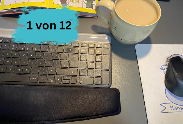 Tastatur, Teetasse und Maus auf einem Schreibtisch