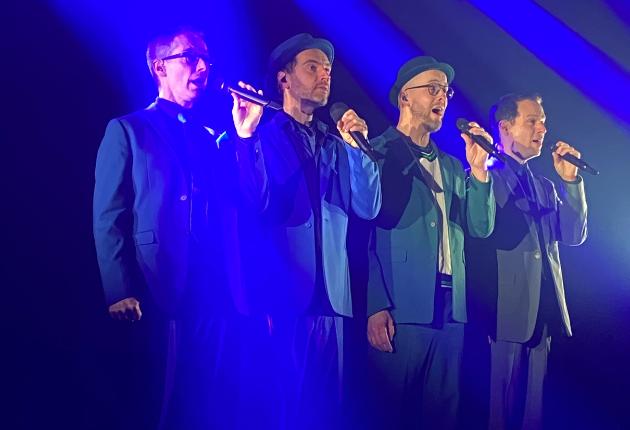 Auftrittsbild vom Maybebop-Konzert: 4 Männer mit Mikros auf der Bühne